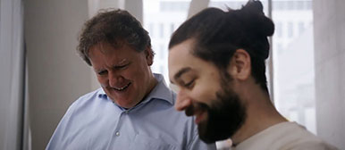 Zwei Männer unterhalten sich über etwas