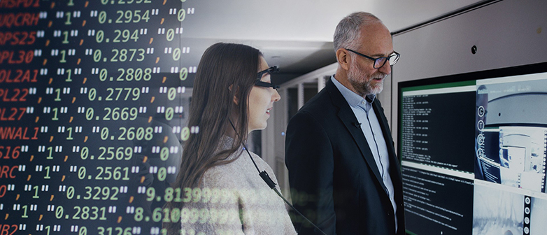Ein älterer Mann und eine junge Studentin testen ein Messgerät für die Augenposition.