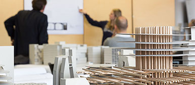 Studierende und Dozierende der Architektur bei der Zwischenkritik