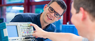 Das Studium in Elektrotechnik bietet verschiedene Vertiefungsmöglichkeiten: vom Entwurf moderner Energiesysteme über die Signalverarbeitung bis hin zur Modellierung mechatronischer Systeme.