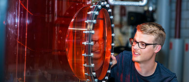 Das Studium in Gebäudetechnik befähigt die angehenden Ingenieurinnen und Ingenieure effiziente und nachhaltige Gebäude zu konzipieren und spielt daher eine wichtige Schlüsselrolle bei der Umsetzung der Energiewende.