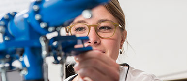 Studentin des Studiengangs Wirtschaftsingenieur | Innovation am Modell eines Aeroscout-Helikopters