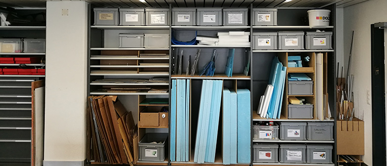 Foto, welches die Materialwand im Design Atelier zeigt.