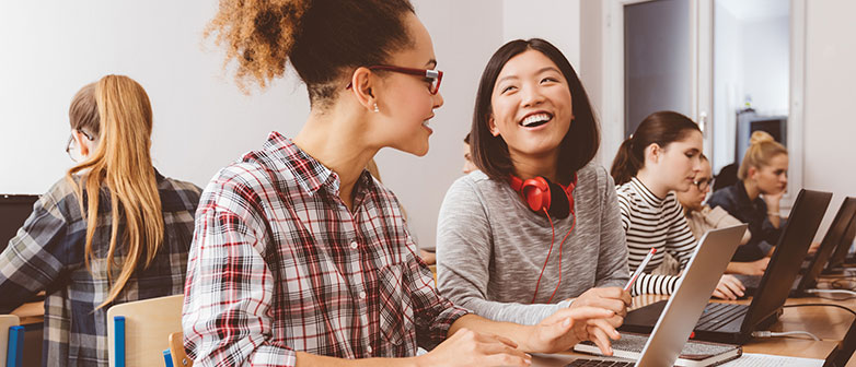 Foto zeigt einen Klassenraum voller Studierender.