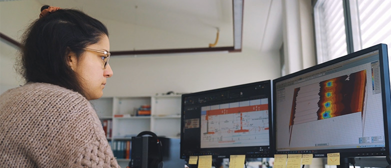 Eine junge Bauingenieurin arbeitet am Computer