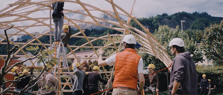 Eine Gruppe von Studierenden arbeitet in einem Raum mit 3D-Druckern