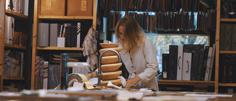 Eine junge Innenarchitektin arbeitet im Atelier