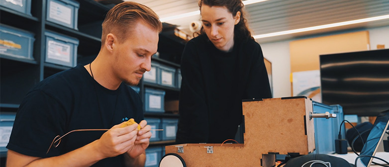 Zwei junge Wirtschaftsingenieure arbeiten an einem Modell