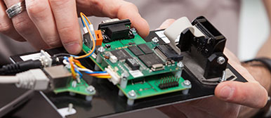 Das Fachgebiet Industrial Technologies vermittelt den Studierenden Kompetenzen für die Entwicklung, Herstellung, Nutzung und Optimierung von technischen Produkten wie Maschinen, Fahrzeugen, Apparaten, Werkzeugen oder Anlagen.