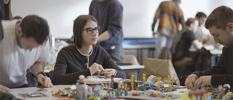 MSE-Studierende arbeiten während der Blockwoche Management Challenge gemeinsam an Modellen und Prototypen.