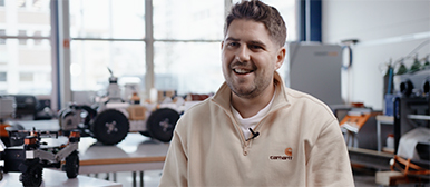 Bild von Mattia Heuberger an seinem Arbeitsplatz