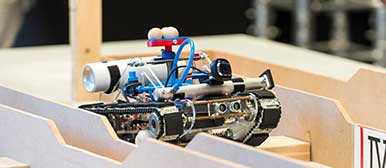 Autonomesfahrzeug überwindet ein Holzhindernis