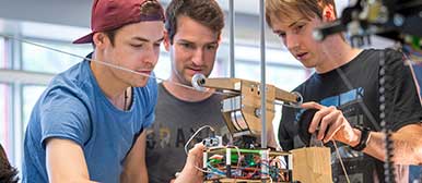 Studierende tüfteln an einer autonomen Seilkatze