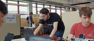 Ein Student arbeitet an einem Laptop