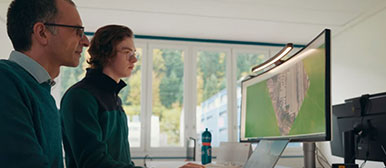 Zwei Männer arbeiten an einem Computer