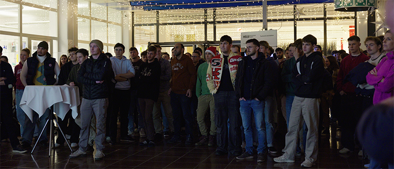 Alle Studierenden des Kontextmoduls 1 warten im Foyer der Mensa gespannt auf die Rangverkündung.