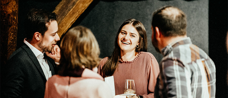 Eine Gruppe von HSLU Alumni im Gespräch