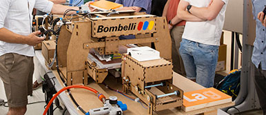 Einer Gruppe von Studierenden wir der Prototyp eines Projekts für die automatisierte Aufbereitung von Gerüstbauteilen vorgestellt.