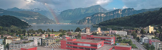Campus Horw mit Regenbogen über dem See und Stanserhorn im Hintergrund