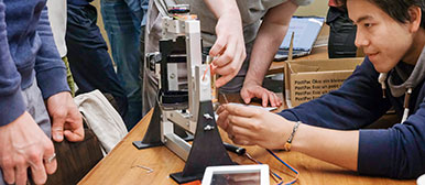 Studierender verkabelt das Projekt Major Tom