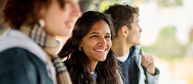 Drei Studierende auf dem Campus in nahaufnahme