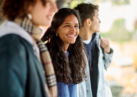 Nahaufnahme von jungen Studierenden auf der Passerelle der Campus Horw.