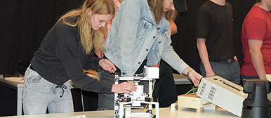 Studierende bauen ihren Versuch auf