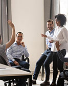 Studierende präsentiert in entspanntem Rahmen vor einer Gruppe