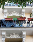 Balkon mit Blumenkisten an einem Altbau