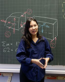 Studierende erklärt Projekt vor einer Wandtafel