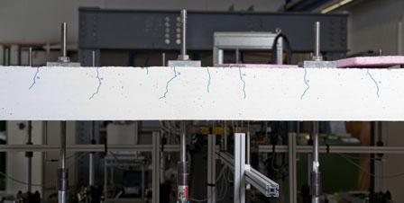 Im Kompetenzzentrum Koonstruktiver Ingenieurbau steht ein verantwortungsvoller Umgang mit Ressourcen und Energie im Zentrum  der Forschung mit dem Ziel, Konstruktionen und Bauwerke zu verbessern. 