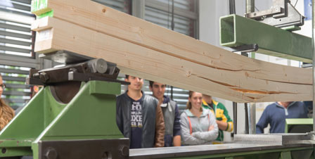 In der Prüfhalle der Bautechnik können Studierende live einem Biegeversuch beiwohnen.