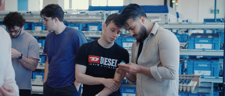 Studierende in der Praxis beim Unternehmen.