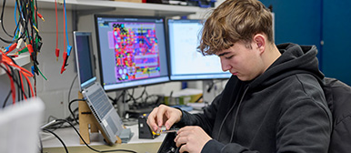 Studierende beim Bachelor Elektrotechnik und Informationstechnologie
