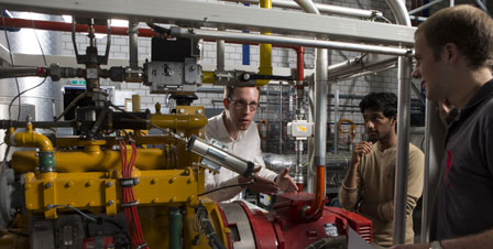 In den Labors der Maschinentechnik können die Studierende unter Anleitung eines Dozenten selbständig Versuche durchführen.