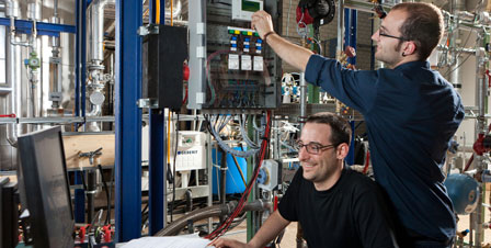 Im Heizung-Lüftung-Klima-Sanitär-Labor führen die Studierenden Übungen in der Mess- und Labortechnik zu den Themen Sanitär-, Wärmepumpen- und Kältetechnik durch.