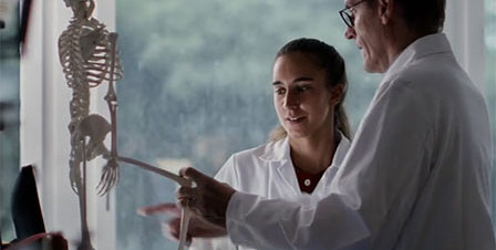 Mann und Frau schauen Skelett an