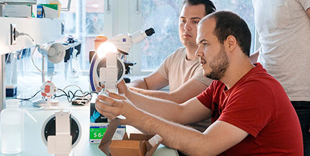 2 Männer mit Mikroskop