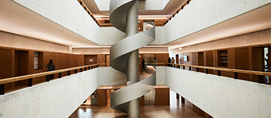Der Gang des Departements Informatik aus Beton und Holz mit Wendeltreppe in der Mitte