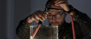 Bild zeigt Student bei Arbeiten innerhalb des Profils Energy und Environment