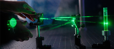 Bild zeigt Ausschnitt aus Testimonial zum Profil Photonics mit Lasern