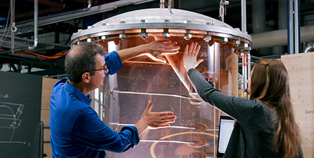 Studentin und Advisor überprüfen einen Testaufbau