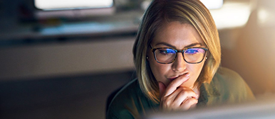 Eine Frau liest am Bildschirm