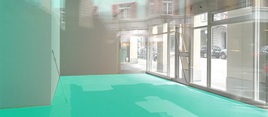 Leere Ladenfläche mit blauem Boden