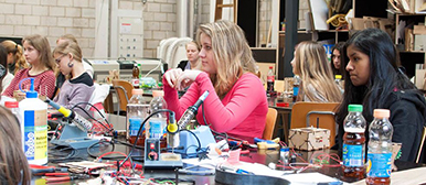 Internationale Mädchen bei einem Workshop