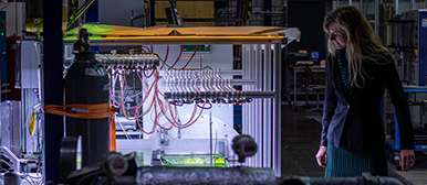 Die Vizedirektorin Andrea Weber-Hansen in einem Labor