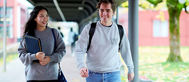 Zwei Studierende laufen über den Campus Horw