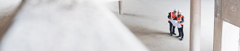 Zwei Bauleiter in einem Rohbau