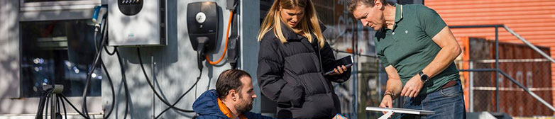 Wissenschaftler arbeiten an einem Solarpanel