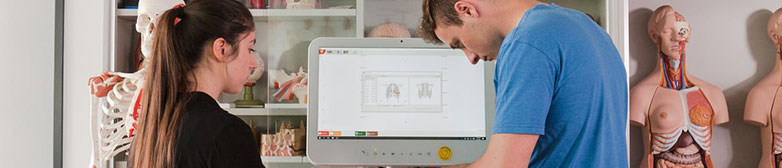 Wissenschaftler mit medizinischen Menschenattrappen